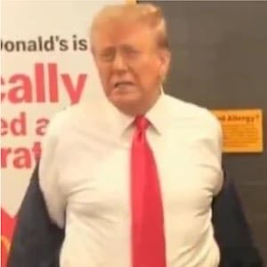 Imagen de Y Gavin Newsom sube foto de Donald Trump y le regresa la ofensa con su propio chocolate. Postea diciendole Quiet Piggy!!!. Todo esto en el contexto de que Trump llamó así a una reportera!!.