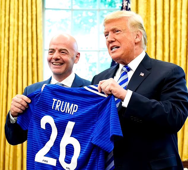 Imagen de ¡Infantino ya se pone la del puebla con Donald TRUMP y hasta le regala playera con el 26!
#FIFA #Infantino